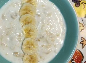 Foto principal de Papilla con yogur y fruta🍶🍌(bebés y niños)💛😋
