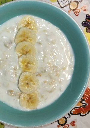 Una foto de Papilla con yogur y fruta🍶🍌(bebés y niños)💛😋