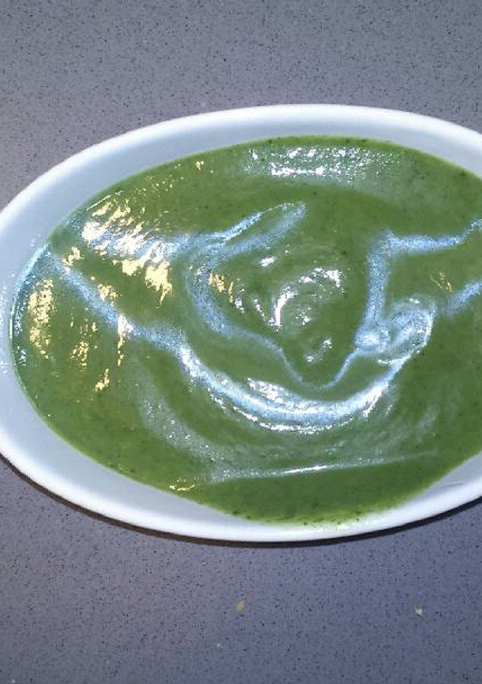 Una foto de Crema de espinacas y calabacín