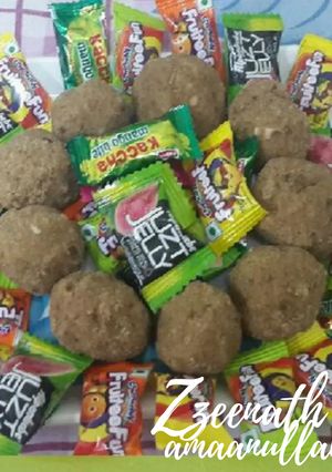 A picture of Wheat Flour and Semolina Laddoos.