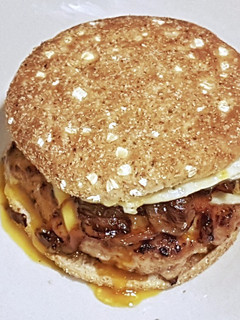 Una foto de Chip Burger con queso fundido, huevo y cebolla caramelizada