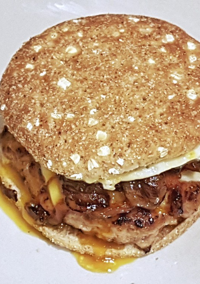 Una foto de Chip Burger con queso fundido, huevo y cebolla caramelizada
