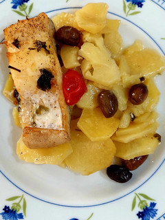 A picture of Baccalà al forno su letto di patate.