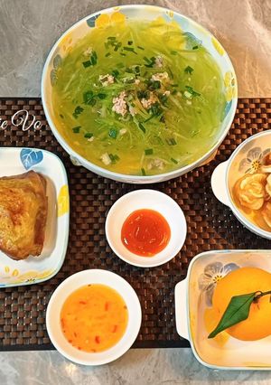 Hình của món Cơm nhà có món gà xối mỡ.