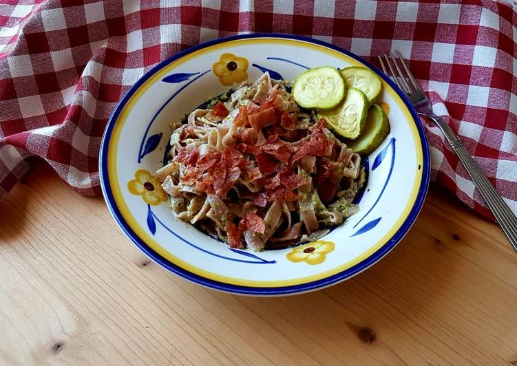 Recipe of Homemade Tagliatelle colorate al pesto di zucchine e noci, con prosciutto croccante