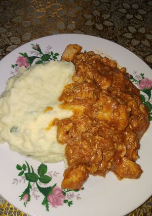 Una foto de Puré con cilantro y pollo con salsa de tomate