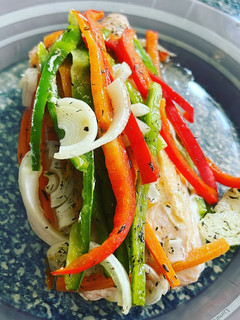 Una foto de Salmón en papillote con verduras