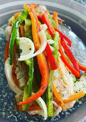 Una foto de Salmón en papillote con verduras