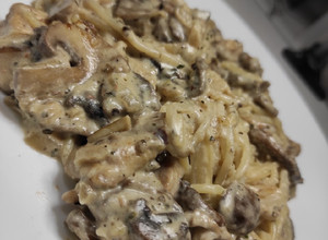 Фото Спагетти в сливочно-сырном соусе с грибами и курицей.