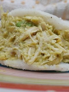 Una foto de Arepas rellenas de pollo 🍗 y aguacate 🥑