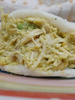 Una foto de Arepas rellenas de pollo 🍗 y aguacate 🥑