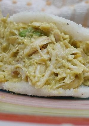 Una foto de Arepas rellenas de pollo 🍗 y aguacate 🥑