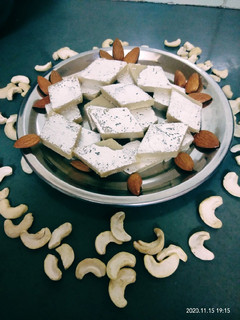 काजू कतली (kaju katli recipe in Hindi) रेसिपी मुख्य फोटो