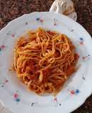 Tallarines con tomate y atún