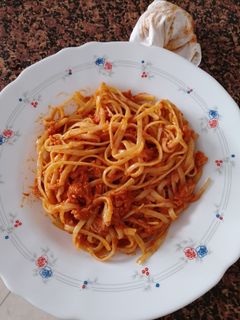 Una foto de Tallarines con tomate y atún