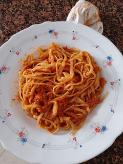 Una foto de Tallarines con tomate y atún