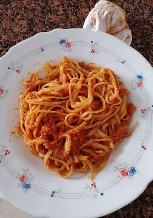 Una foto de Tallarines con tomate y atún