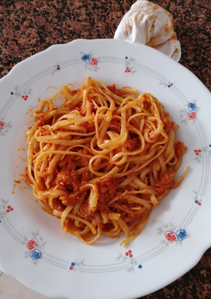 Una foto de Tallarines con tomate y atún