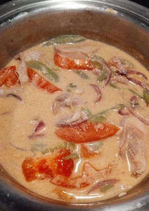 A picture of Coconut milk chicken.