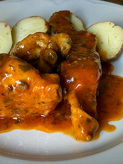Una foto de Conejo en salsa de tomate y especias