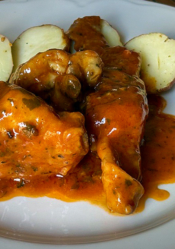 Una foto de Conejo en salsa de tomate y especias