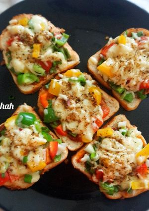 A picture of Cheese bread pizza.
