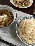 El udon con berenjena y hongo～el fideo frío y la sopa caliente～
