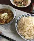 El udon con berenjena y hongo～el fideo frío y la sopa caliente～