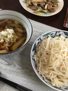 Una foto de El udon con berenjena y hongo~el fideo frío y la sopa caliente~