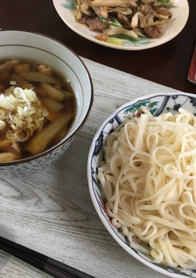 Una foto de El udon con berenjena y hongo～el fideo frío y la sopa caliente～