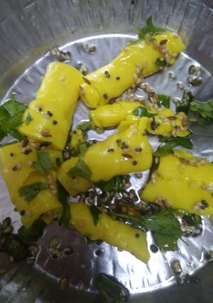 खांडवी (Khandvi recipe in Hindi) रेसिपी मुख्य फोटो