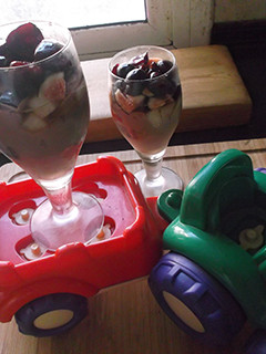Una foto de Copa de higos y cerezas con natillas