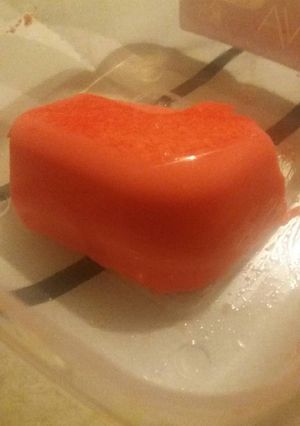 Una foto de Gelatina de frutilla con leche