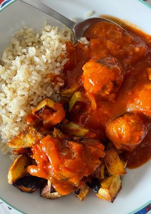 Una foto de Albóndigas de soja texturizada en salsa con arroz integral