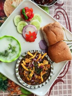 पुणेरी मिसळ पाव (misal pav recipe in marathi) रेसिपी चे मुख्य फोटो