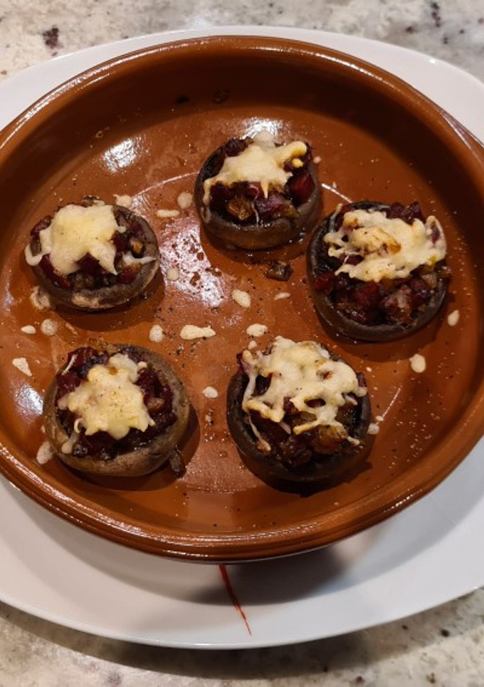 Una foto de Champiñones rellenos de chorizo al horno
