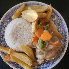 Una foto de Pollo Arvejado