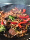 Rindfleisch mit Gemüse im Wok