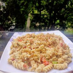 A picture of Cheesy white sauce pasta.