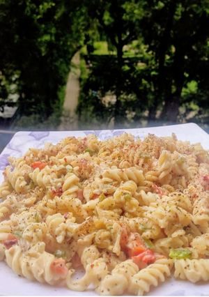 A picture of Cheesy white sauce pasta.