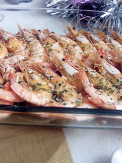 Una foto de Langostinos al horno con picada de ajo y perejil