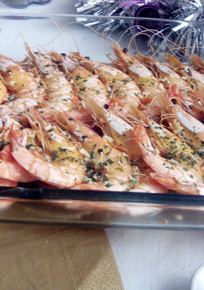 Una foto de Langostinos al horno con picada de ajo y perejil