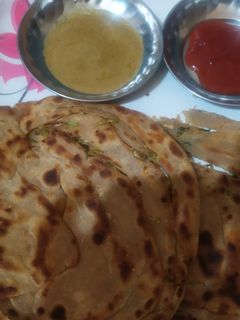 गार्लिक पराठा (Garlic Paratha Recipe In Hindi) रेसिपी मुख्य फोटो