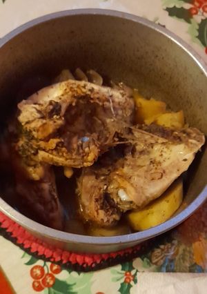Una foto de Pollo a la olla con papas