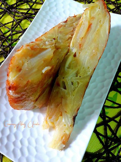 Una foto de Tortilla de patatas con echalotes francesas confitadas