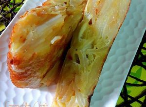 Una foto de Tortilla de patatas con echalotes francesas confitadas