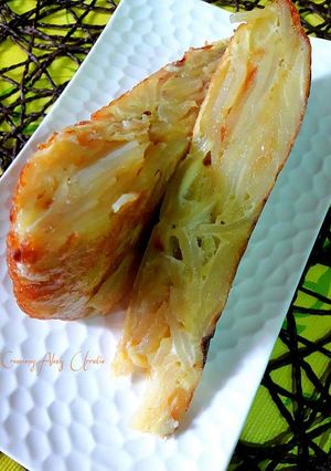 Una foto de Tortilla de patatas con echalotes francesas confitadas