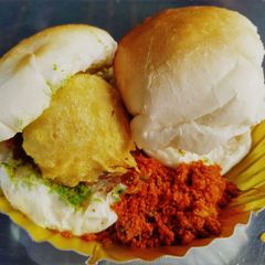 A picture of Bombay vada pav and lahsuni chutney.
