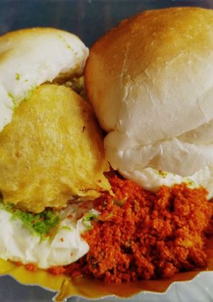 A picture of Bombay vada pav and lahsuni chutney.