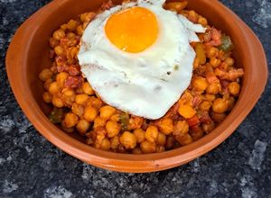 Una foto de Garbanzos fritos...!!!Con Pimientos, jamón, Bacon y huevo 🍳